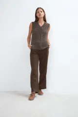 Chaleco tejido color beige con escote en V y diseño de punto trenzado.
