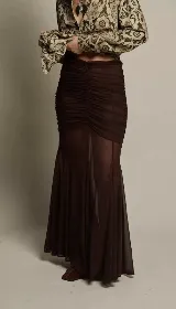 Falda midi de tul color marrón con drapeado en la cadera y corte con godets. Tiene elástico en la cintura.