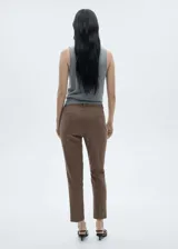 Pantalón de vestir gris oscuro, tiro medio, corte skinny y diseño crop.