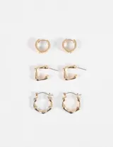 Set de tres pares de aros dorados con diferentes diseños: aros tipo argolla, aros cuadrados y aros hexagonales con incrustaciones de strass.