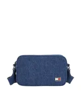 Cartera cruzada tipo cámara, confeccionada en tejido denim azul, con cierre principal de cremallera y correa ajustable. Presenta una placa metálica con la bandera de Tommy Jeans en el frente.