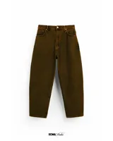 Pantalón de jean marrón con corte ancho y estilo baggy.