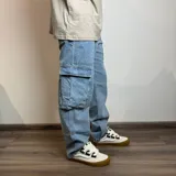 Pantalón jean celeste de corte recto con bolsillos cargo laterales.