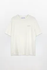 Remera azul con estampado en la espalda de una cancha de ping pong con raquetas y pelota, y la leyenda "Wellness Magic".