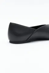 Zapato bajo de punta fina, color marrón oscuro, de acabado liso y estructura flexible.