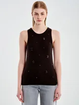 Musculosa marrón con cuello redondo y apliques de joyas en el frente.