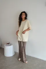 Pantalón oxford de viscosa con lycra, estampado con animal print de leopardo en tonos marrones.