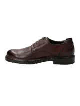 Zapato de cuero color café, con cordones y suela de goma.