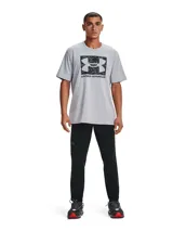 Remera color arena de Under Armour, con logo de la marca estampado en el pecho con patrón de camuflaje.