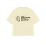 Remera color crema de corte cuadrado con estampado en la espalda que incluye un globo terráqueo derretido y la frase "Built to break limits".