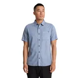 Camisa celeste de manga corta con cuello abotonado y bolsillo en el pecho.