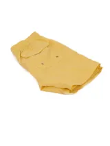 Short de baño amarillo con cintura elástica y logo pequeño en la pierna.