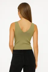 Musculosa roja de punto con escote en V y breteles anchos.