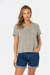 Camisa color verde oliva de lino con viscosa, con botones de madera personalizados y corte relajado.