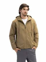 Campera rompevientos negra, liviana y funcional, con capucha ajustable, cierre frontal y dos bolsillos laterales con cierre. Posee forro interno de red para mejor ventilación.