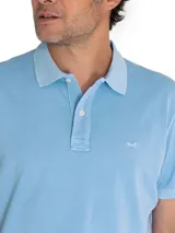Chomba color salmón de piqué de algodón orgánico, con cuello clásico y tapeta de dos botones.