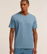 Remera deportiva celeste con cuello redondo, mangas cortas, estampa localizada y espalda con perforaciones para mayor respirabilidad. Confeccionada con tecnología Dry.