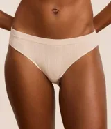 Conjunto de lencería color piel, compuesto por un corpiño tipo top con breteles finos y una bombacha tipo bikini.