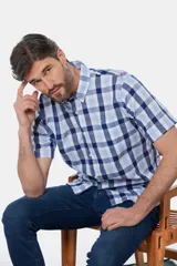Camisa de manga corta con estampado a cuadros en tonos azul, rosa y blanco.