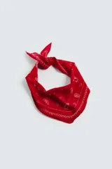 Pañuelo bandana triangular rojo con estampado de cachemir en blanco.