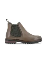 Botín Chelsea color marrón topo, confeccionado en cuero italiano con acabado encerado y elásticos laterales de tejido grueso. Cuenta con plantilla super-soft y suela tipo track.