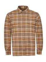 Camisa de franela a cuadros azul, beige y negro, de manga larga con puños abotonados, cuello camisero y cierre frontal con botones de madera. Tiene dos bolsillos de parche con botón en el pecho. Confeccionada en algodón orgánico cepillado.
