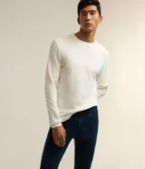 Pantalón de jean azul oscuro, corte slim, con trabillas en la cintura y bolsillos.