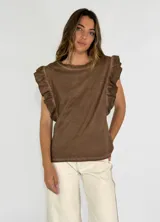 Remera marrón con mangas cortas con volados.