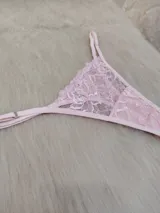 Microtanga de encaje color rosado, con tiras finas ajustables en los laterales.