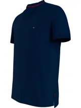 Chomba azul marino de corte slim con cuello mao, confeccionada en algodón y elastano. Presenta tapeta con tres botones y logo de Tommy Hilfiger bordado en el pecho.