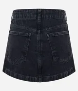 Minifalda de denim azul claro con cintura media, trabillas, bolsillos y cierre frontal con botón y cremallera.