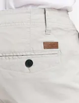 Bermuda color verde medio, con bolsillos laterales y traseros.