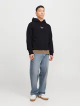 Buzo canguro negro con capucha y cordones ajustables. Estampado en la espalda con el logo de la marca Jack & Jones y texto con tipografía sans-serif. Puños y cintura acanalados.