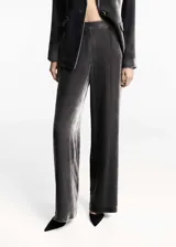 Pantalón de vestir gris de terciopelo, de corte recto y tiro alto.