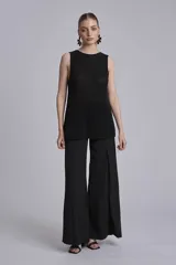 Chaleco de punto negro con cuello redondo y sin mangas. Diseño clásico y versátil.