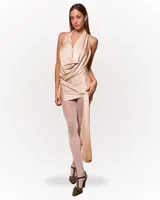 Minivestido dorado de lycra spandex con escote halter drapeado tipo buche y espalda descubierta.