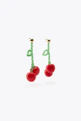 Aros colgantes con forma de cerezas rojas y tallo de cuentas verdes.