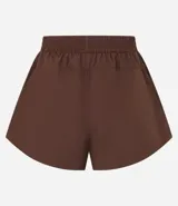 Short deportivo femenino modelo runner, color marrón chocolate con cintura elástica y rayas laterales color crema.