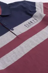 Remera de cuello polo con diseño a rayas horizontales en azul marino, gris y bordó.