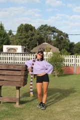 Remera azul marino con cuello redondo amarillo y mangas largas.