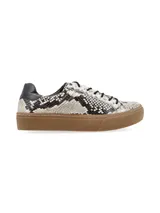 Sneaker de cuero vacuno con estampado de camuflaje y suela marrón.