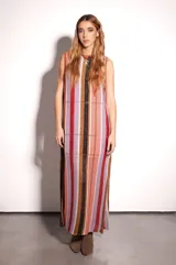 Vestido largo de tejido de punto con lurex y calados, corte suelto y sin mangas.