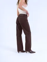 Pantalón de jean celeste de corte wide leg.