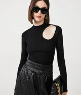 Blusa de punto negra con cuello redondo, manga larga y abertura circular en el hombro.