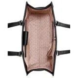 Cartera tote grande Guess modelo Forber, color negro con estampado del logo de la marca en relieve.