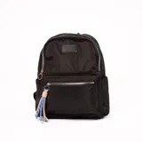Mochila negra de tela impermeable con cierre de cremallera plateada, bolsillo frontal con cierre y llavero de cuerdas de colores.