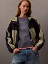 Remera gris de algodón con cuello redondo y logo bordado en el pecho.