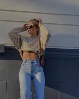 Lentes de sol cuadrados con armazón bicolor: parte superior color crema y parte inferior con estampado carey. Lentes polarizados negros con protección UV400.