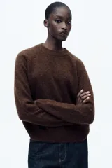 Sweater color borgoña de tejido de punto con lana y alpaca, cuello redondo y manga larga.