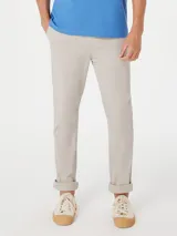 Pantalón de vestir azul marino, de corte slim fit, con bolsillos laterales y traseros.